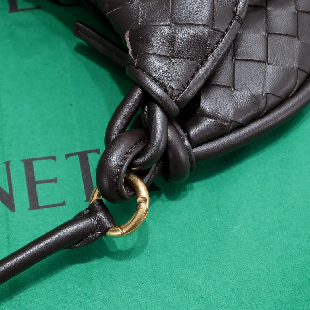 Batch 1460 Bv Shu Qi's same "Gemelli" twin bag 776764 locked in advance 24 years of hot style 💕 Gemelli is made up of two half-moon-shaped bags paired together, with the brand's iconic intrecciato woven sheepskin, equipped with a detachable tubular handle, which can be used as a clutch, on the shoulder or by flipping the small crescent moon as a handle, or as a long shoulder strap 🉑️Crossbody The dual design has a personalized yet charming attitude, and the eye-catching visual impact brings an elegant and fashionable feeling. It is a bag worth buying💥There are 3 sizes to choose from.  Size: 24.5x19x7, plus long shoulder strap ➕80 Model: 6764